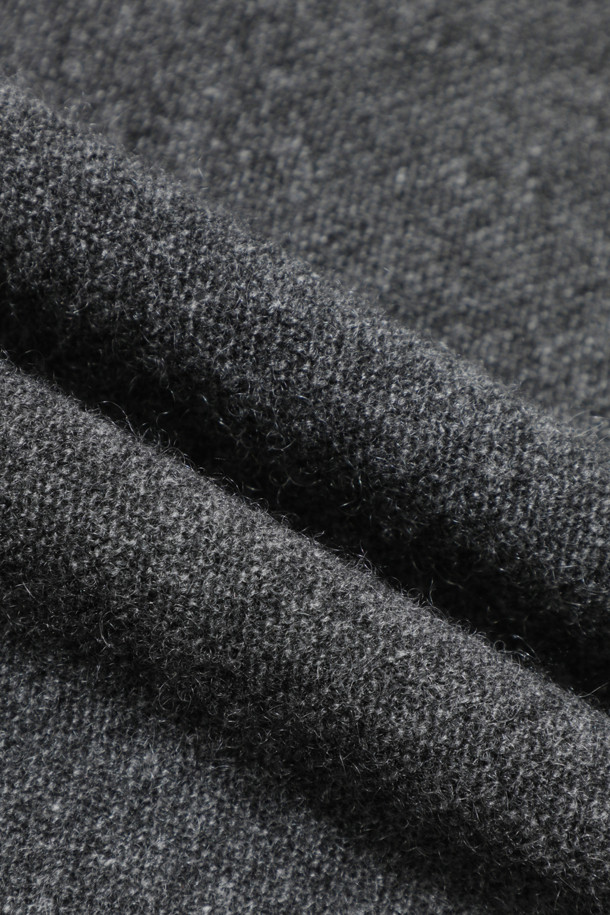 다크 그레이 컬러의 캐시미어 남성 스웨터입니다. 부드러운 촉감의 캐시미어 소재로 제작되어 가을과 겨울, 쌀쌀한 날씨에도 따뜻하게 입을 수 있습니다. 베이직한 스타일의 레귤러핏 라운드넥 디자인으로, 12게이지 양두 조직과 넥, 소매 부분의 1X1 립 조직이 특징입니다. 늘어짐 없는 탄탄한 착용감을 선사하며, 겨울 데일리룩, 데이트룩, 오피스룩 등 다양한 TPO에 활용하기 좋습니다. 클래식, 미니멀, 캐주얼 스타일을 즐기는 남성분들께 추천합니다.
