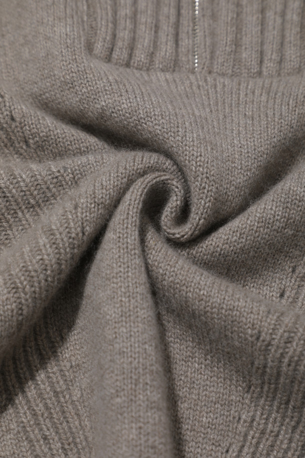 LE CASHMERE - 스웨터 - Wide Collar Sweater (Camel Beige)