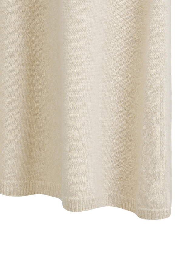 캐시미어 에센셜 스커트 (베이지)는 가을과 겨울, 미니멀하고 베이직한 스타일을 추구하는 여성들을 위한 플레어 스커트입니다. 부드러운 촉감의 캐시미어 소재로 제작되어 포근하고 편안한 착용감을 선사하며, 8게이지 플레인 조직과 홀가먼트 기법으로 봉제선 없이 깔끔한 실루엣을 연출합니다. 무릎을 덮는 기장감에 루즈핏으로 여유로운 착용감을 느낄 수 있으며, 밑단 1X1 립 조직으로 은은한 포인트를 더했습니다. 데일리룩, 카페룩, 모임룩 등 다양한 TPO에 맞춰 미니멀, 클래식, 시크한 스타일을 완성해보세요.
