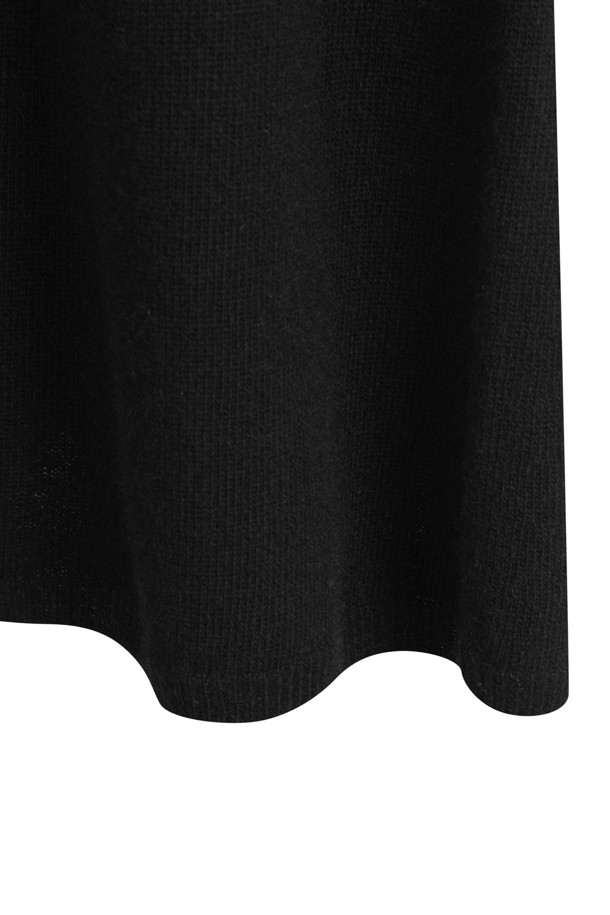 캐시미어 에센셜 스커트 (블랙)는 겨울철 데일리룩을 위한 미니멀하고 클래식한 스타일의 플레어 스커트입니다. 부드러운 캐시미어 소재로 제작되어 두꺼운 두께감과 포근한 촉감을 선사하며, 8게이지 플레인 조직으로 고급스러움을 더했습니다. 봉제 라인 없이 깔끔하게 떨어지는 실루엣과 무릎을 덮는 기장감, 밑단 1X1 립 조직 마감으로 편안한 착용감을 제공합니다. 루즈핏 플레어스커트로, 어떤 상의와도 쉽게 매치하여 다양한 스타일을 연출할 수 있습니다. 블랙 컬러로 어떤 옷에도 잘 어울려 활용도가 높습니다.
