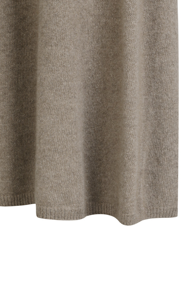 캐시미어 에센셜 스커트 (브라운)는 겨울 데일리룩을 위한 베이직하고 클래식한 스타일의 여성 스커트입니다. 8게이지 플레인 조직의 부드러운 캐시미어 소재로 제작되어 포근한 착용감을 선사합니다. 봉제 라인 없이, 밑단 1X1 립조직으로 마감되어 깔끔한 디자인을 자랑하며 무릎을 덮는 루즈핏 플레어 스타일입니다. 세련된 브라운 컬러가 다양한 상의와 매치하여 미니멀한 룩을 연출하기 좋습니다.
