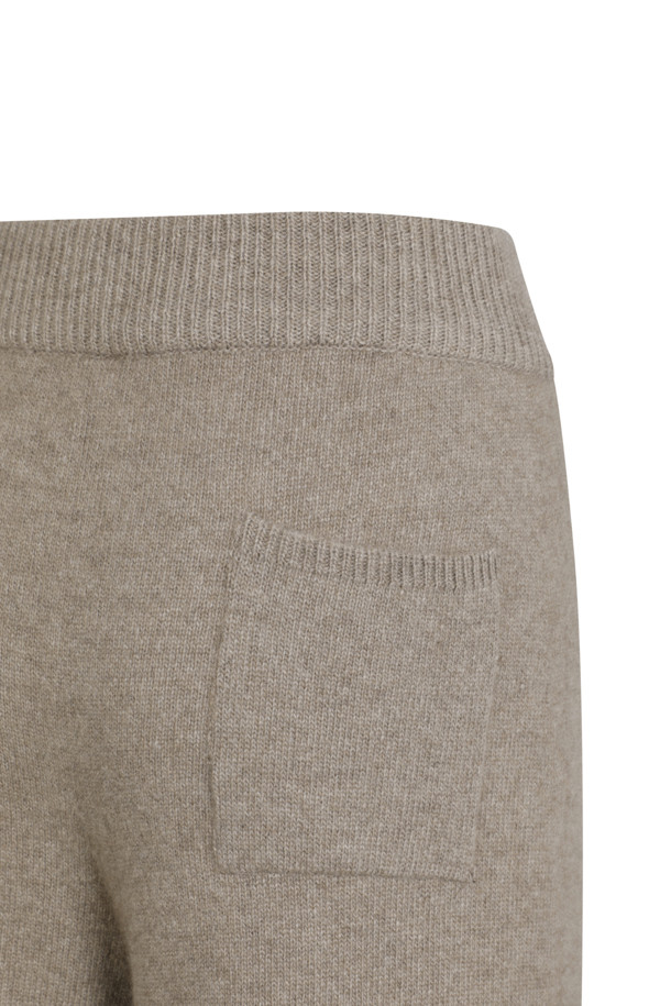 캐시미어 여성 스트레이트 팬츠 (브라운)는 겨울철 당신의 스타일을 완성해 줄 아이템입니다. 부드러운 캐시미어 소재로 제작되어 뛰어난 보온성을 자랑하며, 미니멀한 디자인과 일자핏으로 어떤 상의와도 잘 어울립니다. 밴딩 처리로 편안한 착용감을 선사하며, 립조직 밑단 디테일이 고급스러움을 더합니다. 데일리룩, 오피스룩, 모임룩 등 다양한 TPO에 활용 가능하며, 클래식, 미니멀, 시크한 스타일을 연출하기 좋습니다.
