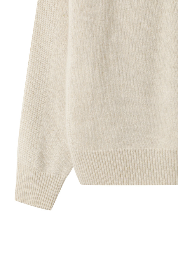 베이지 컬러의 캐시미어 여성 후디 풀오버입니다. 부드러운 촉감의 12게이지 플레인 조직 캐시미어 소재로 제작되었으며 , 레귤러 핏과 긴 소매 기장으로 편안하게 착용할 수 있습니다. 미니멀하고 베이직한 스타일로, 가을과 겨울철 데일리룩, 집콕룩, 산책룩 등 다양한 TPO에 활용하기 좋습니다. 후드 디자인과 소매/밑단 립 조직, 양 사이드 디테일이 특징이며, 두꺼운 두께감으로 따뜻함을 더합니다.
