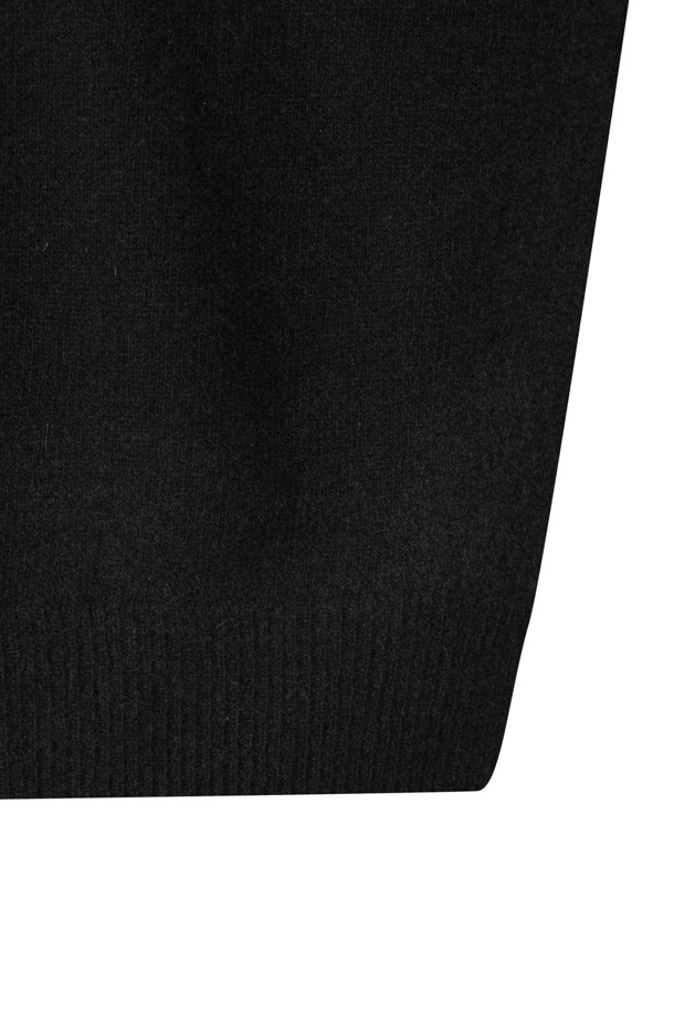 캐시미어 여성 후디 풀오버(블랙)는 부드러운 촉감의 캐시미어 소재로 제작되어 가을과 겨울, 포근하게 당신을 감싸줍니다. 12게이지 플레인 조직으로 짜여져 고급스러운 분위기를 더하며, 레귤러 핏과 긴 소매 기장으로 편안한 착용감을 선사합니다. 후드 디자인과 소매 및 밑단의 립 조직 마감, 양 사이드 디테일이 돋보이는 미니멀하고 베이직한 스타일의 니트/스웨터입니다. 겨울 데일리룩, 집콕룩, 산책룩 등 다양한 TPO에 맞춰 클래식하고 캐주얼하게 연출해 보세요. 
