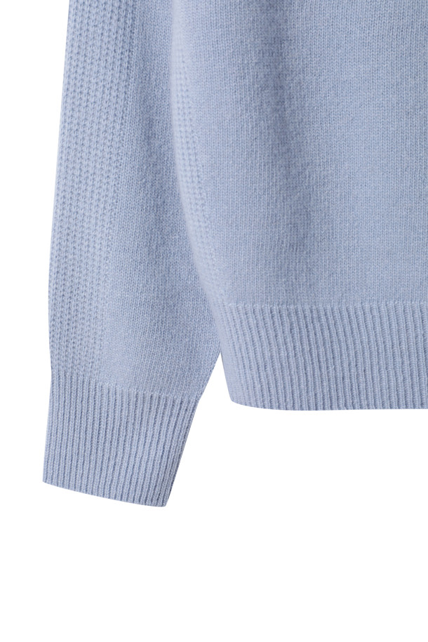 캐시미어 여성 후디 풀오버 (라이트 블루)는 가을, 겨울 시즌에 적합한 베이직 스타일의 여성 상의입니다. 부드러운 촉감의 캐시미어 소재로 제작되었으며, 12게이지 플레인 조직으로 편안함을 더했습니다. 레귤러 핏과 긴 소매 기장으로 제작되었으며, 후드 네크라인과 소매 및 밑단 립조직 처리가 특징입니다. 미니멀, 클래식, 캐주얼 스타일을 즐기는 분들께 집콕룩, 겨울 데일리룩, 산책룩 등 다양한 TPO에 맞춰 활용하기 좋습니다. 양 사이드 디테일이 은은한 포인트를 더합니다.
