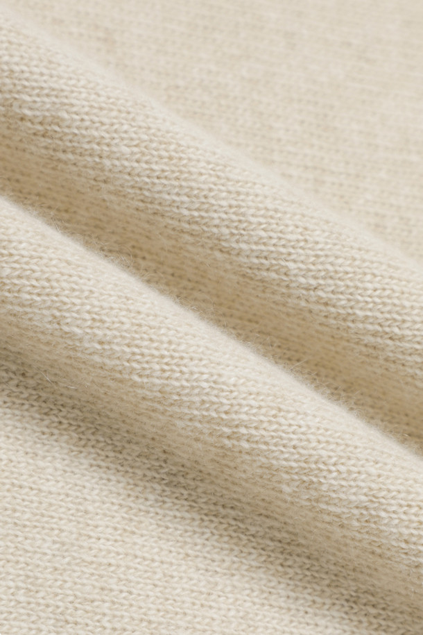 캐시미어 에센셜 스커트 (베이지)는 가을과 겨울, 미니멀하고 베이직한 스타일을 추구하는 여성들을 위한 플레어 스커트입니다. 부드러운 촉감의 캐시미어 소재로 제작되어 포근하고 편안한 착용감을 선사하며, 8게이지 플레인 조직과 홀가먼트 기법으로 봉제선 없이 깔끔한 실루엣을 연출합니다. 무릎을 덮는 기장감에 루즈핏으로 여유로운 착용감을 느낄 수 있으며, 밑단 1X1 립 조직으로 은은한 포인트를 더했습니다. 데일리룩, 카페룩, 모임룩 등 다양한 TPO에 맞춰 미니멀, 클래식, 시크한 스타일을 완성해보세요.
