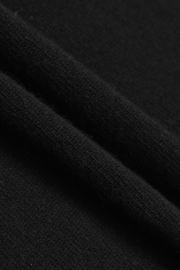 캐시미어 에센셜 스커트 (블랙)는 겨울철 데일리룩을 위한 미니멀하고 클래식한 스타일의 플레어 스커트입니다. 부드러운 캐시미어 소재로 제작되어 두꺼운 두께감과 포근한 촉감을 선사하며, 8게이지 플레인 조직으로 고급스러움을 더했습니다. 봉제 라인 없이 깔끔하게 떨어지는 실루엣과 무릎을 덮는 기장감, 밑단 1X1 립 조직 마감으로 편안한 착용감을 제공합니다. 루즈핏 플레어스커트로, 어떤 상의와도 쉽게 매치하여 다양한 스타일을 연출할 수 있습니다. 블랙 컬러로 어떤 옷에도 잘 어울려 활용도가 높습니다.
