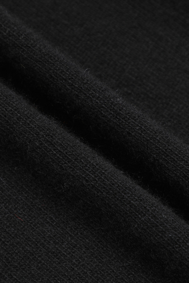 부드러운 캐시미어 소재의 여성용 스트레이트 팬츠입니다. 겨울철 따뜻하게 착용하기 좋은 두꺼운 두께감과 일자핏으로 편안한 착용감을 선사합니다. 미니멀한 스타일로, 홀가먼트 패턴의 디자인과 립 조직 밑단 디테일이 특징입니다. 데일리룩, 오피스룩, 모임룩 등 다양한 TPO에 활용 가능하며, 미니멀, 클래식, 시크한 스타일을 연출하기 좋습니다. 블랙 컬러로 어떤 상의와도 쉽게 매치할 수 있어 활용도가 높습니다.
