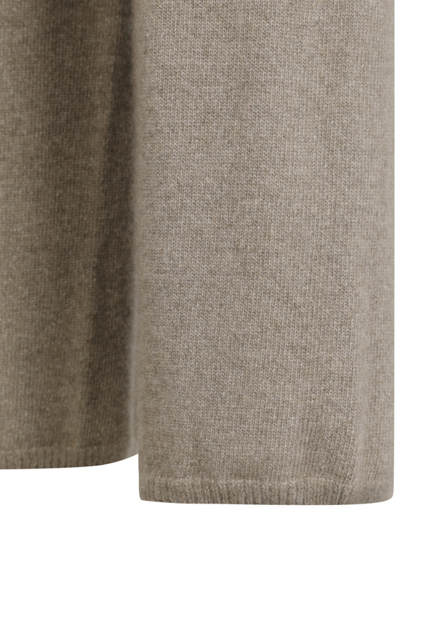 캐시미어 여성 스트레이트 팬츠 (브라운)는 겨울철 당신의 스타일을 완성해 줄 아이템입니다. 부드러운 캐시미어 소재로 제작되어 뛰어난 보온성을 자랑하며, 미니멀한 디자인과 일자핏으로 어떤 상의와도 잘 어울립니다. 밴딩 처리로 편안한 착용감을 선사하며, 립조직 밑단 디테일이 고급스러움을 더합니다. 데일리룩, 오피스룩, 모임룩 등 다양한 TPO에 활용 가능하며, 클래식, 미니멀, 시크한 스타일을 연출하기 좋습니다.
