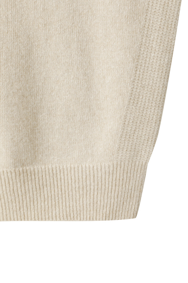 베이지 컬러의 캐시미어 여성 후디 풀오버입니다. 부드러운 촉감의 12게이지 플레인 조직 캐시미어 소재로 제작되었으며 , 레귤러 핏과 긴 소매 기장으로 편안하게 착용할 수 있습니다. 미니멀하고 베이직한 스타일로, 가을과 겨울철 데일리룩, 집콕룩, 산책룩 등 다양한 TPO에 활용하기 좋습니다. 후드 디자인과 소매/밑단 립 조직, 양 사이드 디테일이 특징이며, 두꺼운 두께감으로 따뜻함을 더합니다.
