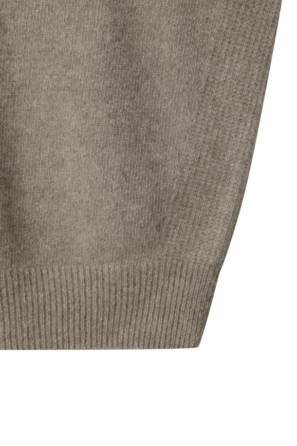 캐시미어 우먼 후디 풀오버 (브라운)는 부드러운 촉감의 캐시미어 소재로 제작되어 가을, 겨울 시즌 포근하게 착용하기 좋습니다. 12게이지 플레인 조직으로 짜여져 고급스러운 느낌을 주며, 레귤러핏으로 편안한 착용감을 선사합니다. 후드 디자인과 긴 소매, 소매와 밑단의 립 조직, 양 사이드 디테일이 돋보이며 미니멀하고 베이직한 스타일을 연출합니다. 겨울 데일리룩, 집콕룩, 산책룩 등 스타일에 구애없이 활용하기 좋은 아이템입니다.
