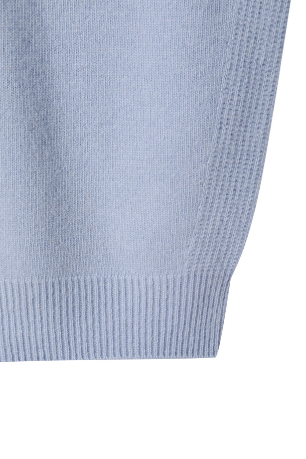 캐시미어 여성 후디 풀오버 (라이트 블루)는 가을, 겨울 시즌에 적합한 베이직 스타일의 여성 상의입니다. 부드러운 촉감의 캐시미어 소재로 제작되었으며, 12게이지 플레인 조직으로 편안함을 더했습니다. 레귤러 핏과 긴 소매 기장으로 제작되었으며, 후드 네크라인과 소매 및 밑단 립조직 처리가 특징입니다. 미니멀, 클래식, 캐주얼 스타일을 즐기는 분들께 집콕룩, 겨울 데일리룩, 산책룩 등 다양한 TPO에 맞춰 활용하기 좋습니다. 양 사이드 디테일이 은은한 포인트를 더합니다.
