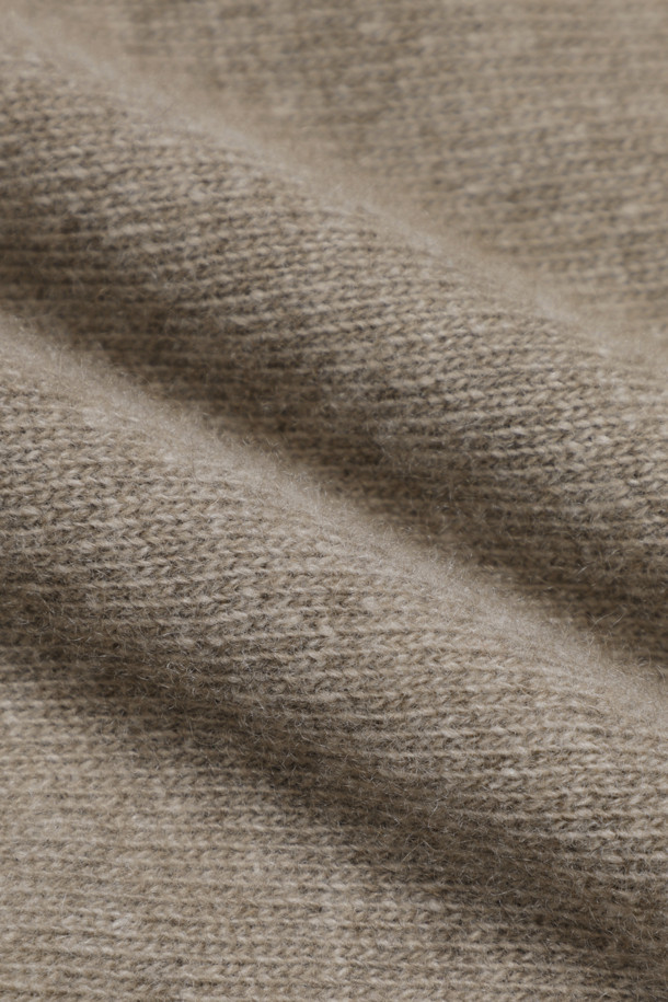 캐시미어 여성 스트레이트 팬츠 (브라운)는 겨울철 당신의 스타일을 완성해 줄 아이템입니다. 부드러운 캐시미어 소재로 제작되어 뛰어난 보온성을 자랑하며, 미니멀한 디자인과 일자핏으로 어떤 상의와도 잘 어울립니다. 밴딩 처리로 편안한 착용감을 선사하며, 립조직 밑단 디테일이 고급스러움을 더합니다. 데일리룩, 오피스룩, 모임룩 등 다양한 TPO에 활용 가능하며, 클래식, 미니멀, 시크한 스타일을 연출하기 좋습니다.
