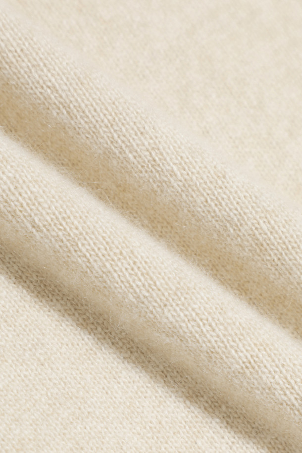 베이지 컬러의 캐시미어 여성 후디 풀오버입니다. 부드러운 촉감의 12게이지 플레인 조직 캐시미어 소재로 제작되었으며 , 레귤러 핏과 긴 소매 기장으로 편안하게 착용할 수 있습니다. 미니멀하고 베이직한 스타일로, 가을과 겨울철 데일리룩, 집콕룩, 산책룩 등 다양한 TPO에 활용하기 좋습니다. 후드 디자인과 소매/밑단 립 조직, 양 사이드 디테일이 특징이며, 두꺼운 두께감으로 따뜻함을 더합니다.
