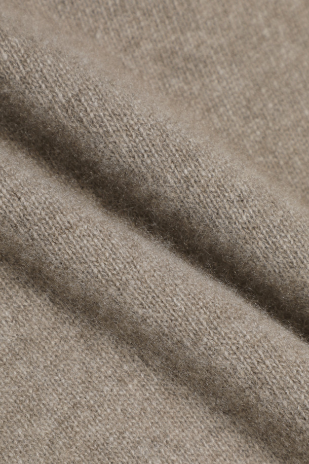 캐시미어 우먼 후디 풀오버 (브라운)는 부드러운 촉감의 캐시미어 소재로 제작되어 가을, 겨울 시즌 포근하게 착용하기 좋습니다. 12게이지 플레인 조직으로 짜여져 고급스러운 느낌을 주며, 레귤러핏으로 편안한 착용감을 선사합니다. 후드 디자인과 긴 소매, 소매와 밑단의 립 조직, 양 사이드 디테일이 돋보이며 미니멀하고 베이직한 스타일을 연출합니다. 겨울 데일리룩, 집콕룩, 산책룩 등 스타일에 구애없이 활용하기 좋은 아이템입니다.
