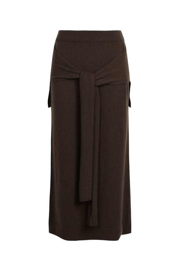몽골산 캐시미어 100% 소재의 Tie-waist 스커트(브라운)입니다. H라인 핏으로 미니멀하고 클래식한 분위기를 연출하며, 부드러운 촉감과 두꺼운 두께로 겨울철에도 따뜻하게 착용할 수 있습니다. 랩 스타일의 디자인에 스카프 패널과 매듭 디테일이 더해져 세련된 포인트를 줍니다. 뒷트임이 있어 활동성을 높였으며, 오피스룩, 모임룩, 데이트룩 등 다양한 TPO에 활용 가능합니다. 시크한 스타일을 선호하는 여성분들께 추천합니다.
