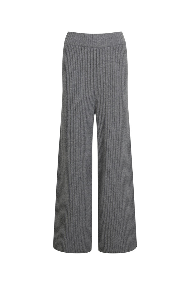 Chunky Wide Pants (Grey)는 부드러운 촉감의 울 캐시미어 혼방 소재로 제작되어 가을과 겨울, 데일리 및 라운지웨어로 활용하기 좋은 여성용 니트 팬츠입니다. 톤 다운된 그레이 컬러의 무지 디자인으로 베이직하고 캐주얼한 스타일을 연출하며, 넉넉한 루즈핏 와이드 실루엣이 특징입니다. 밀도 있는 짜임과 탄탄한 편직으로 두꺼운 두께감을 자랑하며, 집콕룩이나 겨울 데일리룩에 편안함과 스타일을 더합니다. 청키 스웨터와 셋업으로 착용하여 더욱 완성도 높은 룩을 연출할 수 있습니다. 밴딩 처리로 편안한 착용감을 제공합니다.
