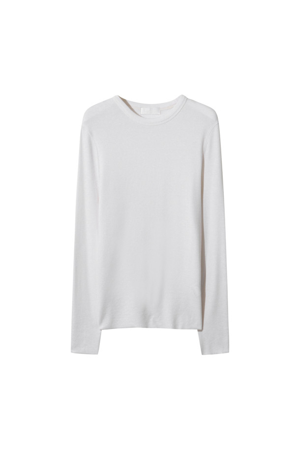 [Re-order] 베이스 레이어 라운드 (화이트)는 미니멀하고 클래식한 스타일을 추구하는 분들을 위한 사계절용 베이스 레이어입니다. 라이오셀, 울, 폴리우레탄 혼방 소재로 제작되어 부드러운 촉감과 슬림핏을 제공하며, 보온성과 신축성이 뛰어납니다. 라운드넥, 긴소매 디자인에 얇은 두께로 제작되어 레이어드하여 다양한 스타일을 연출할 수 있습니다. 무지 디자인의 화이트 컬러로 어떤 옷에도 매치하기 용이하며, 일상에서 편안하게 착용하기 좋습니다.
