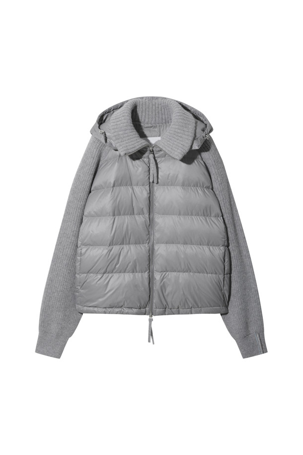 라이트 그레이 컬러의 캐시미어 점퍼는 여성 고객을 위한 겨울철 필수 아이템입니다. 미니멀하고 클래식한 스타일로, 출근룩과 모임룩에 모두 잘 어울립니다. 부드러운 촉감의 캐시미어, 나일론 혼방 소재에 두꺼운 두께감으로 따뜻함을 선사하며, 긴 소매와 레귤러핏으로 편안한 착용감을 제공합니다. 후드와 밑단 스토퍼 조절이 가능하며, 구스다운 충전재(솜털 80%, 깃털 20%)와 나일론 안감으로 보온성을 높였습니다. 
