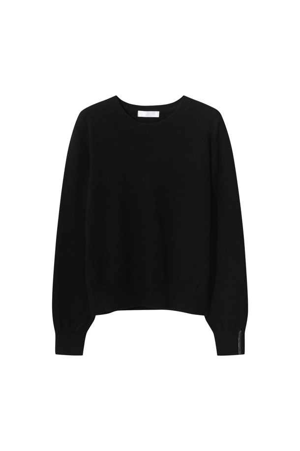 몽골산 캐시미어 100% 소재의 클래식 라운드 스웨터 (블랙)입니다. 부드러운 촉감과 가벼운 무게감이 특징이며, 높은 보온성을 제공하여 겨울철 따뜻하게 착용할 수 있습니다. 레귤러 핏에 라운드넥 디자인으로, 오피스룩, 출근룩, 모임룩 등 다양한 TPO에 활용 가능합니다. 앞 단 사선 스티치와 립조직 소매단 디테일이 돋보이며, 미니멀하고 세련된 스타일을 연출합니다. 베이직한 디자인으로 유행을 타지 않고 오랫동안 즐겨 입을 수 있는 아이템입니다.
