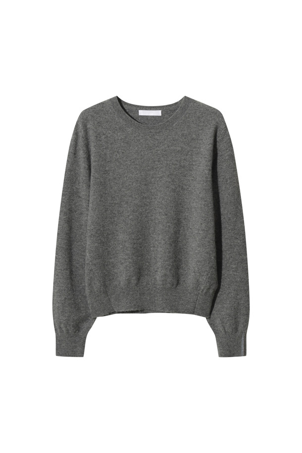 클래식 라운드 스웨터 (그레이)는 부드러운 촉감과 뛰어난 보온성을 자랑하는 여성용 겨울 스웨터입니다. 몽골산 캐시미어 100% 소재로 제작되어 고급스러운 착용감을 선사하며, 레귤러 핏과 라운드넥 디자인으로 클래식하고 베이직한 스타일을 연출합니다. 앞단 사선 스티치와 립조직 소매단 디테일이 돋보이며, 가벼운 무게감으로 편안하게 착용할 수 있습니다. 오피스룩과 출근룩에 잘 어울리는 미니멀한 디자인으로, 다양한 스타일링에 활용하기 좋습니다.
