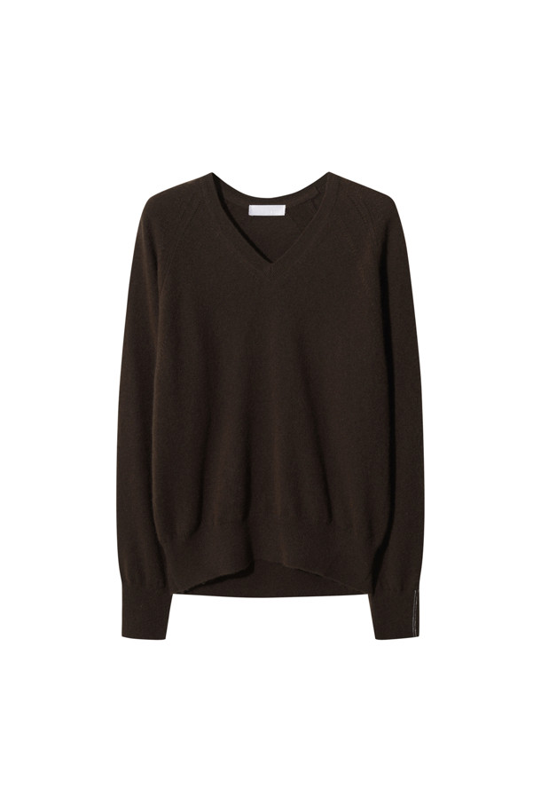 **클래식 브이넥 스웨터 (브라운)**

몽골산 캐시미어 100% 소재로 제작되어 부드러운 촉감과 가벼운 착용감을 선사하는 브라운 컬러의 여성용 브이넥 스웨터입니다. 가을, 겨울 시즌에 어울리는 레귤러 핏의 긴소매 디자인으로, 클래식하고 베이직한 스타일을 연출합니다. 얇은 두께감으로 다양한 이너와 레이어드하여, 출근룩, 오피스룩, 모임룩 등 폭넓은 TPO에 활용 가능합니다. 미니멀한 디자인으로 유행을 타지 않아 오랫동안 즐겨 입을 수 있으며, 캐시미어 특유의 고급스러운 분위기를 더합니다.
