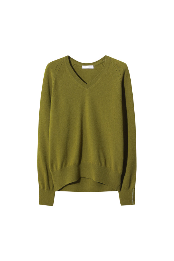 올리브 색상의 클래식 브이넥 스웨터는 가을과 겨울, 당신의 일상과 오피스룩에 우아함을 더해줄 여성 니트입니다. 몽골산 캐시미어 100% 소재로 제작되어 부드러운 촉감과 뛰어난 보온성을 자랑하며, 가벼운 무게감으로 편안한 착용감을 선사합니다. 레귤러핏 디자인과 긴 소매, 무지 패턴이 어우러져 클래식하고 미니멀한 스타일을 연출하며, 레이어드하여 다양한 스타일을 소화할 수 있습니다. 출근룩, 모임룩 등 다양한 TPO에 활용 가능하며, 얇은 두께감으로 간절기에도 부담 없이 즐길 수 있습니다.

