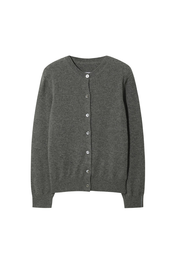 몽골산 캐시미어 100% 소재의 클래식 버튼 가디건입니다. 가볍고 부드러운 촉감으로 가을, 겨울철 따뜻하게 착용할 수 있으며, 일상, 오피스룩, 출근룩, 모임룩 등 다양한 TPO에 활용 가능합니다. 레귤러핏 디자인에 라운드넥으로 제작되었으며, 베이직하고 미니멀한 스타일을 연출합니다. 얇은 두께로 제작되어 휴대성이 높으며, 라운드 스웨터와 셋업으로도 코디할 수 있습니다.
