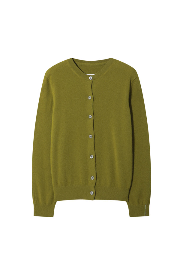 올리브 색상의 클래식 버튼 가디건입니다. 몽골산 캐시미어 100% 소재로 제작되어 부드러운 촉감을 선사하며, 가을과 겨울에 따뜻하게 착용할 수 있습니다. 레귤러 핏에 라운드넥 디자인으로, 일상, 출근룩, 오피스룩 등 다양한 TPO에 활용 가능합니다. 기본에 충실한 베이직하고 클래식한 스타일로, 라운드 스웨터와 셋업하여 연출할 수 있습니다. 얇은 두께로 휴대성이 높습니다.
