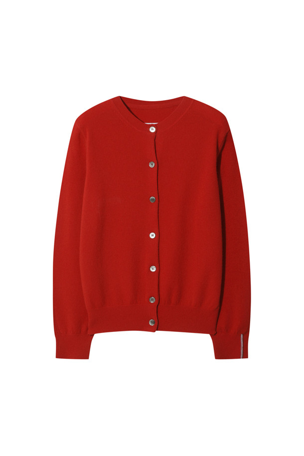 [Re-order] 클래식 버튼 가디건 (레드)는 몽골산 캐시미어 100% 소재로 제작되어 부드러운 촉감을 자랑하며, 가을과 겨울에 따뜻하게 착용할 수 있습니다. 라운드넥 디자인에 레귤러핏으로 제작되어 베이직하고 클래식한 스타일을 연출하며, 버튼 여밈 방식으로 간편하게 착용 가능합니다. 얇은 두께감으로 휴대성이 뛰어나며, 다양한 이너와 레이어드하여 오피스룩, 출근룩, 모임룩 등 TPO에 맞춰 활용할 수 있습니다. 라운드 스웨터와 셋업으로도 연출하여 미니멀한 스타일을 완성할 수 있습니다.

