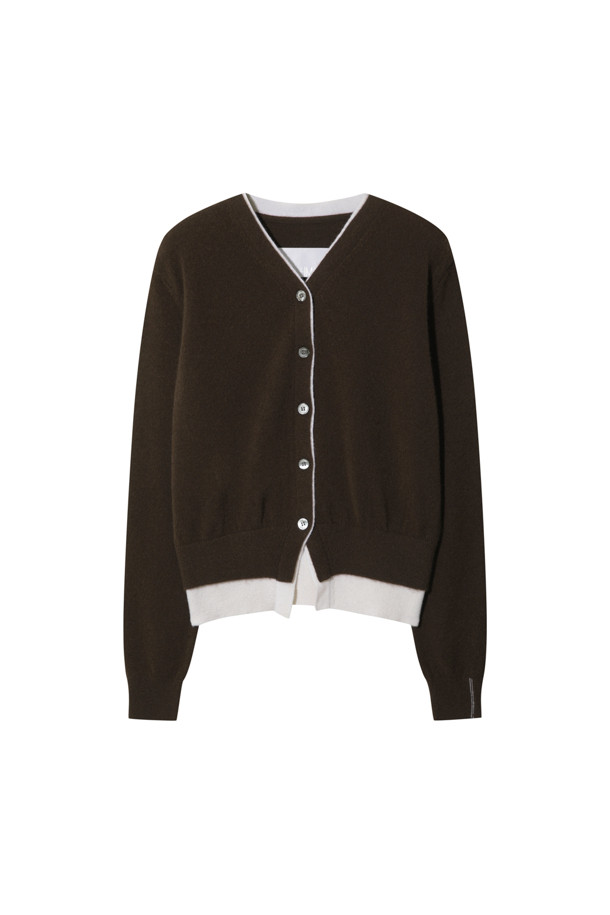 세련된 투톤 배색이 돋보이는 브라운 컬러의 여성 캐시미어 가디건입니다. 몽골산 캐시미어 100% 소재로 제작되어 부드러운 촉감과 뛰어난 보온성을 자랑합니다. V넥 라인과 밑단에 화이트 배색 포인트를 주어 클래식하면서도 세련된 무드를 연출합니다. 레귤러 핏에 얇은 두께감으로 간절기부터 겨울까지 다양하게 활용 가능하며, 버튼 여밈으로 간편하게 착용할 수 있습니다. 데이트룩, 출근룩, 모임룩 등 어떤 TPO에도 잘 어울리는 미니멀 스타일의 가디건입니다.
