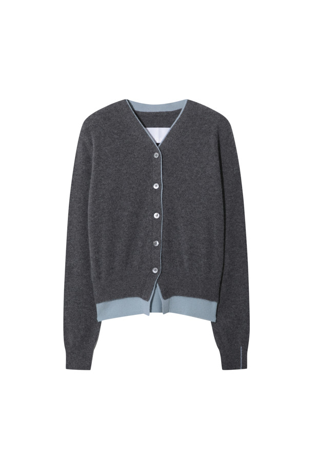 **투톤 가디건 (그레이)**는 부드러운 촉감의 몽골산 캐시미어 100% 소재로 제작되어 가을과 겨울, 따뜻하고 포근하게 착용하기 좋습니다. 미니멀하고 베이직한 디자인으로 출근룩, 모임룩 등 다양한 TPO에 활용할 수 있으며, 레귤러 핏과 긴소매 기장으로 어떤 스타일에도 잘 어울립니다. 넥라인과 밑단의 투톤 컬러 배색이 은은한 포인트를 더하며, 얇은 두께감으로 레이어드하여 더욱 다채로운 스타일링을 연출할 수 있습니다. 가벼운 무게감으로 편안하게 착용 가능하며, 부드러운 캐시미어 소재가 고급스러운 분위기를 선사합니다.
