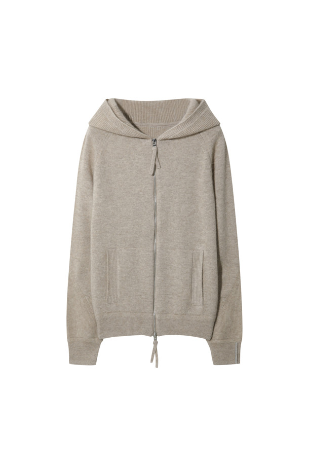 몽골산 캐시미어 100% 소재의 후드 가디건(베이지)입니다. 부드러운 촉감과 보온성을 갖춘 두꺼운 두께감으로 가을, 겨울철 따뜻하게 착용하기 좋습니다. 집업 스타일로 간편하게 입고 벗을 수 있으며, 베이직하고 캐주얼한 무드를 연출합니다. 넉넉한 후드 크기와 소매단 하찌조직 포인트, 브랜드 로고가 각인된 지퍼 디테일이 돋보입니다. 일상룩, 집콕룩, 산책룩 등 다양한 TPO에 캐주얼, 미니멀, 클래식 스타일로 활용하기 좋습니다.
