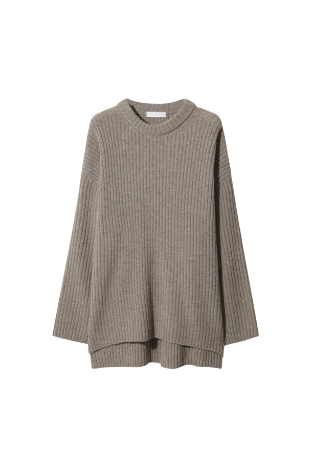 베이지 색상의 청키 스웨터입니다. 캐시미어와 울 혼방 소재로 제작되어 부드럽고 포근한 착용감을 선사합니다. 롱 기장의 루즈핏으로 편안하게 착용 가능하며, 와이드 소매단과 앞뒤 기장 차이, 둥근 밑단으로 포인트를 더했습니다. 케이블 패턴이 돋보이며, 라운드넥과 긴 소매 디자인으로 가을, 겨울철 데일리룩과 집콕룩, 미니멀, 캐주얼, 클래식 스타일 모두 소화 가능합니다. 체형 커버에도 효과적입니다.