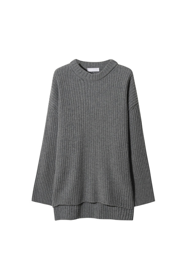 캐시미어와 양모 혼방으로 제작되어 부드러운 촉감을 자랑하는 그레이 컬러의 청키 스웨터입니다. 
라운드넥 디자인에 루즈핏으로 편안하게 착용 가능하며, 가을 겨울 시즌 데일리룩, 집콕룩, 카페룩 등 다양한 TPO에 활용하기 좋습니다. 
케이블 패턴과 와이드한 소매단, 둥근 밑단이 특징이며, 앞뒤 기장 차이로 포인트를 더했습니다. 
두꺼운 두께감으로 따뜻함을 유지하며, 베이직하면서도 캐주얼하고 클래식한 스타일을 연출합니다. 
긴 소매 기장으로 포근함을 더해 겨울철 필수 아이템으로 활용하기 좋습니다.