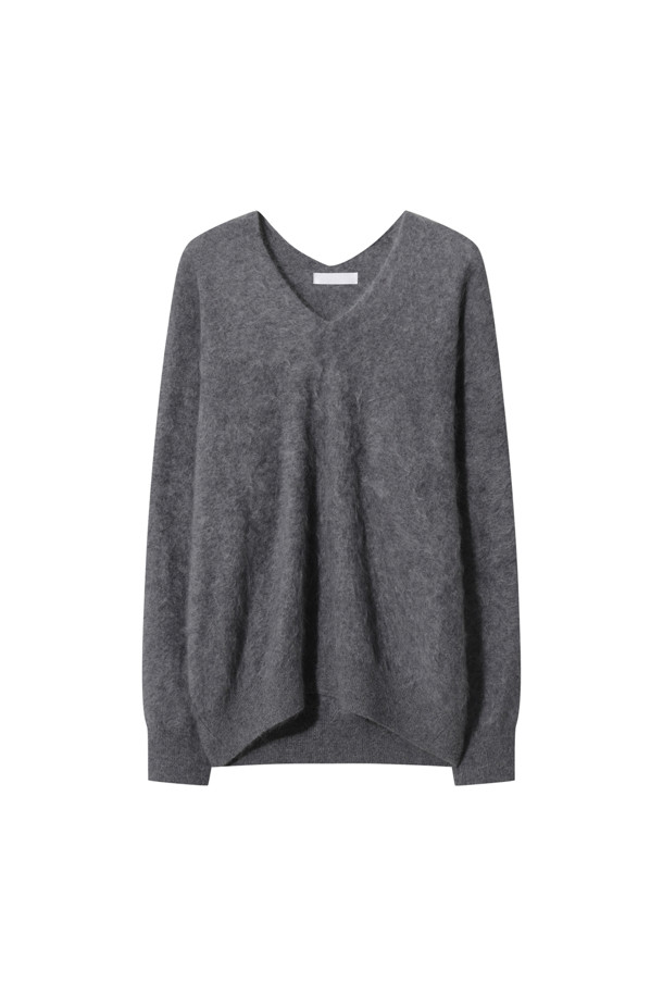 다크 그레이 컬러의 헤어리 캐시미어 스웨터입니다. 브러싱 처리된 텍스처로 고급스러운 외관과 부드러운 촉감을 선사하며, 두꺼운 두께감으로 겨울철에도 따뜻하게 착용 가능합니다. 루즈핏과 브이넥 디자인으로 편안하면서도 세련된 스타일을 연출하며, 베이직하고 클래식한 무드로 다양한 룩에 활용하기 좋습니다. 캐시미어 소재 특유의 포근함과 기모감으로 민감한 피부에도 자극 없이 데일리룩, 모임룩, 카페룩 등 다방면으로 활용 가능합니다.
