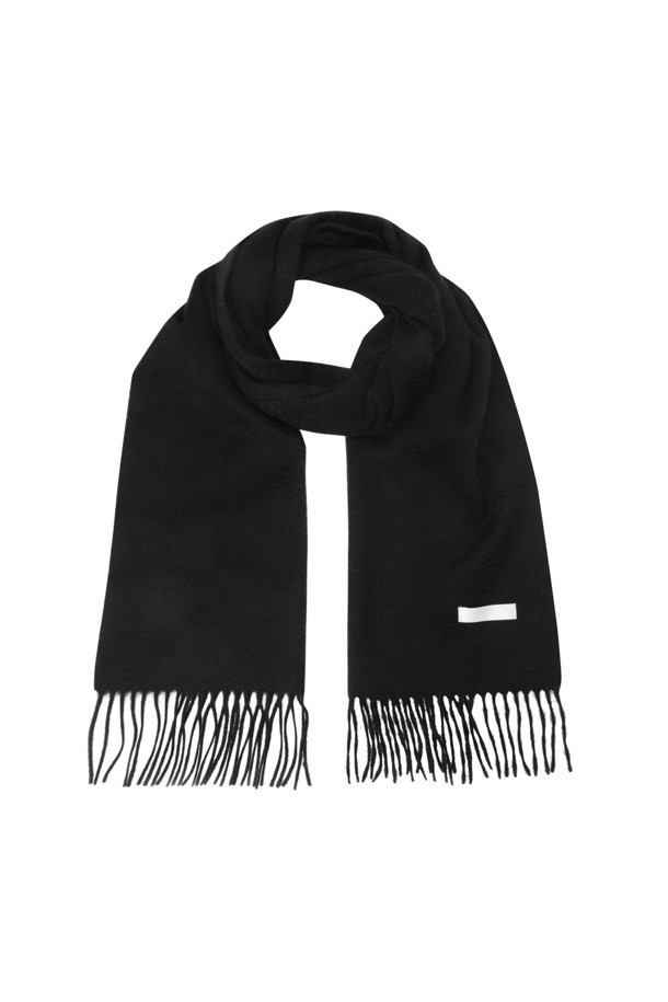 캐시미어 클래식 머플러 (블랙)는 겨울철 데일리룩에 완벽한 부드러움을 선사합니다. 남녀 모두 착용 가능하며, 얇은 두께와 지블링 가공으로 섬세한 촉감을 자랑합니다. 164cm 길이의 무지 디자인에 프린지 장식으로 클래식하고 모던한 스타일을 연출합니다. 보온 기능에 충실하여 추운 날씨에도 따뜻하게 사용할 수 있습니다. 부드러운 캐시미어 소재는 고급스러운 분위기를 더합니다.
