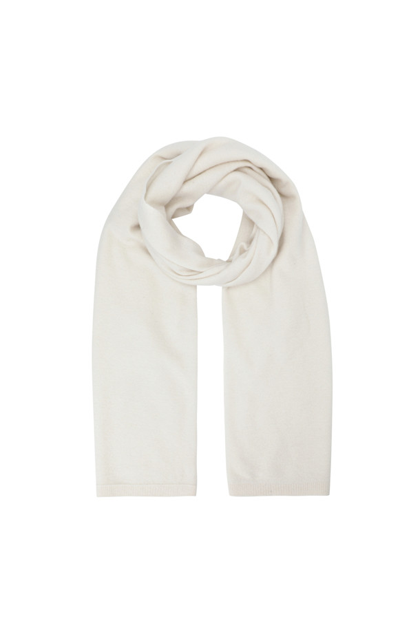 아이보리 컬러의 캐시미어 와이드 숄입니다. 몽골산 캐시미어 100%로 제작되어 부드러운 촉감과 얇지만 뛰어난 보온성을 자랑합니다. 가을, 겨울철 일상룩과 여행룩에 클래식하고 미니멀한 스타일을 더해줍니다. 넓은 폭으로 담요, 숄, 머플러 등 다용도로 활용 가능하며, 가벼운 무게감과 휴대성이 뛰어나 실용적입니다. 민감한 피부에도 자극 없이 편안하게 착용할 수 있습니다.
