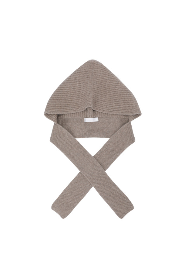 몽골산 캐시미어 100% 소재의 캐시미어 바라클라바 (베이지)입니다. 부드러운 촉감과 얇은 두께로 제작되어 편안한 착용감을 선사하며, 겨울철 보온성을 책임집니다. 립조직 무늬와 베이지 컬러가 어우러져 미니멀, 클래식, 캐주얼 등 다양한 스타일과 매치하기 좋습니다. 머플러처럼 연출 가능하며, 이마를 가리는 후드 크기로 디자인되어 보온성을 높였습니다. 출근룩과 여행룩에 모두 활용 가능한 실용적인 아이템입니다.
