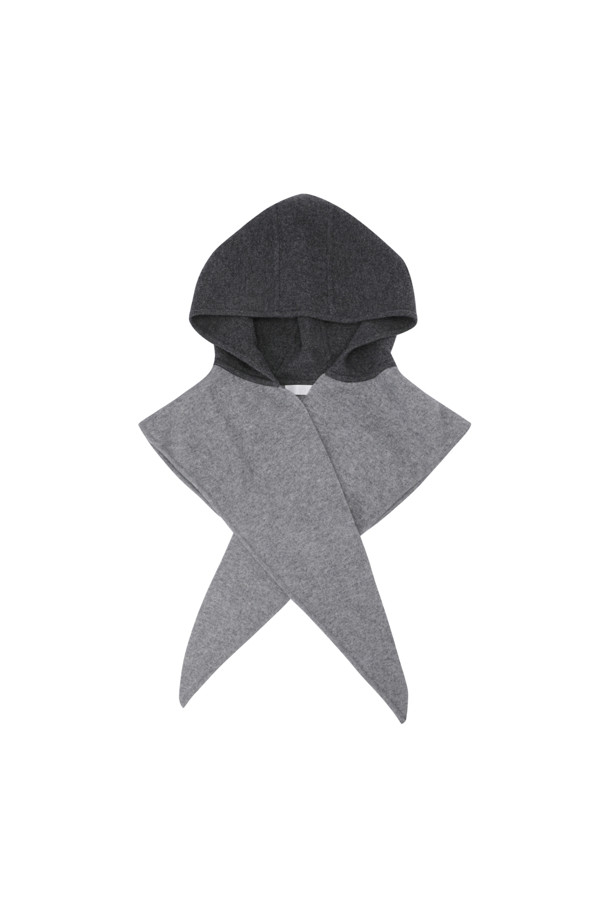 다크 그레이 후드 케이프는 여성스러운 매력을 더하는 아우터입니다. 양모와 캐시미어 혼방 소재로 제작되어 부드러운 촉감과 뛰어난 보온성을 자랑하며, 롱 기장에 루즈핏으로 편안하게 착용 가능합니다. 후드 디자인과 숄더 케이프 디테일이 돋보이며, 오픈 방식으로 간편하게 스타일링할 수 있습니다. 가을, 겨울철 출근룩 또는 모임룩에 클래식하면서도 모던한 스타일을 연출해보세요. 
