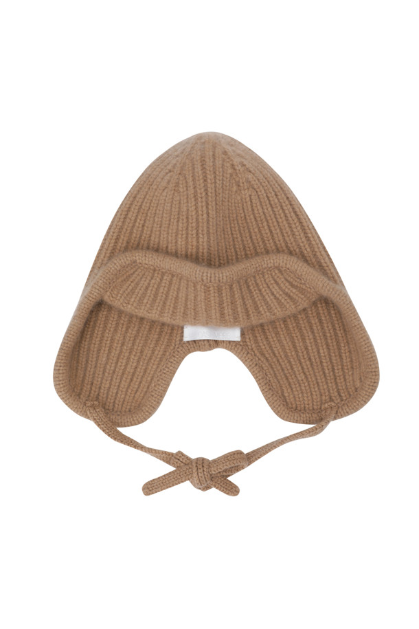 캐시미어 이어플랩 (카멜)은 부드러운 촉감의 몽골산 캐시미어 100%로 제작되어 뛰어난 보온성을 자랑하는 겨울철 필수 아이템입니다. 볼드한 골지 짜임과 턱선까지 내려오는 디자인으로 클래식, 미니멀, 캐주얼 등 다양한 스타일 연출에 용이합니다. 앞부분 접힘 디테일과 귀를 덮는 깊이로 디자인되어 따뜻함과 스타일을 동시에 잡았습니다. 차분하고 세련된 카멜 컬러는 어떤 룩에도 자연스럽게 어울립니다. 추운 겨울, 캐시미어 이어플랩 (카멜)으로 따뜻하고 멋스럽게 스타일을 완성하세요.
