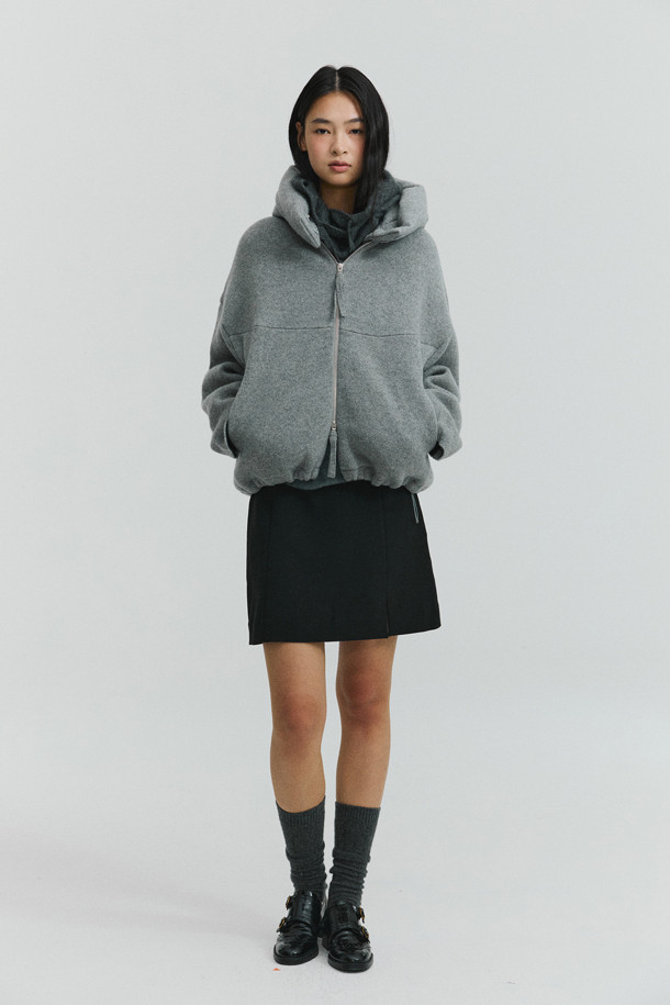 그레이 컬러의 더블 페이스드 재킷입니다. 울과 캐시미어 혼방 소재로 제작되어 부드러운 촉감과 뛰어난 보온성을 제공하며 가을, 겨울 시즌에 착용하기 좋습니다. 오버핏으로 디자인되어 편안한 착용감을 선사하며, 큼직한 후드와 밑단 스토퍼 디테일이 특징입니다. 양면 이중직으로 제작되어 볼륨감 있는 실루엣을 연출하며, 동그란 소매 라인으로 포인트를 더했습니다. 출근룩, 모임룩 등 다양한 TPO에 캐주얼, 클래식, 미니멀 스타일로 활용하기 좋습니다.
