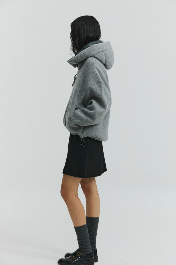 그레이 컬러의 더블 페이스드 재킷입니다. 울과 캐시미어 혼방 소재로 제작되어 부드러운 촉감과 뛰어난 보온성을 제공하며 가을, 겨울 시즌에 착용하기 좋습니다. 오버핏으로 디자인되어 편안한 착용감을 선사하며, 큼직한 후드와 밑단 스토퍼 디테일이 특징입니다. 양면 이중직으로 제작되어 볼륨감 있는 실루엣을 연출하며, 동그란 소매 라인으로 포인트를 더했습니다. 출근룩, 모임룩 등 다양한 TPO에 캐주얼, 클래식, 미니멀 스타일로 활용하기 좋습니다.
