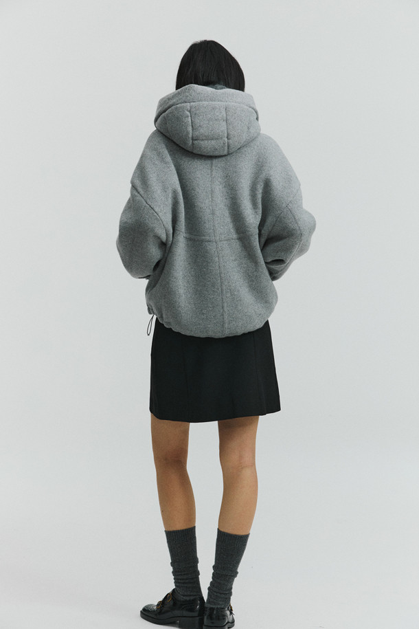 그레이 컬러의 더블 페이스드 재킷입니다. 울과 캐시미어 혼방 소재로 제작되어 부드러운 촉감과 뛰어난 보온성을 제공하며 가을, 겨울 시즌에 착용하기 좋습니다. 오버핏으로 디자인되어 편안한 착용감을 선사하며, 큼직한 후드와 밑단 스토퍼 디테일이 특징입니다. 양면 이중직으로 제작되어 볼륨감 있는 실루엣을 연출하며, 동그란 소매 라인으로 포인트를 더했습니다. 출근룩, 모임룩 등 다양한 TPO에 캐주얼, 클래식, 미니멀 스타일로 활용하기 좋습니다.
