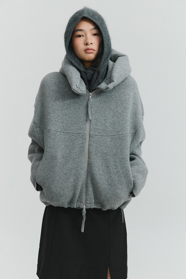 그레이 컬러의 더블 페이스드 재킷입니다. 울과 캐시미어 혼방 소재로 제작되어 부드러운 촉감과 뛰어난 보온성을 제공하며 가을, 겨울 시즌에 착용하기 좋습니다. 오버핏으로 디자인되어 편안한 착용감을 선사하며, 큼직한 후드와 밑단 스토퍼 디테일이 특징입니다. 양면 이중직으로 제작되어 볼륨감 있는 실루엣을 연출하며, 동그란 소매 라인으로 포인트를 더했습니다. 출근룩, 모임룩 등 다양한 TPO에 캐주얼, 클래식, 미니멀 스타일로 활용하기 좋습니다.
