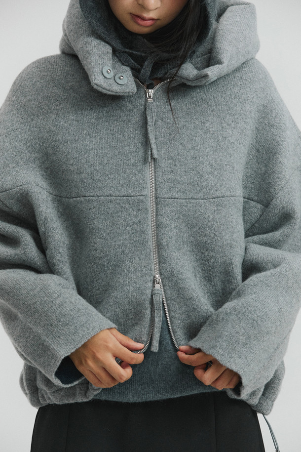 그레이 컬러의 더블 페이스드 재킷입니다. 울과 캐시미어 혼방 소재로 제작되어 부드러운 촉감과 뛰어난 보온성을 제공하며 가을, 겨울 시즌에 착용하기 좋습니다. 오버핏으로 디자인되어 편안한 착용감을 선사하며, 큼직한 후드와 밑단 스토퍼 디테일이 특징입니다. 양면 이중직으로 제작되어 볼륨감 있는 실루엣을 연출하며, 동그란 소매 라인으로 포인트를 더했습니다. 출근룩, 모임룩 등 다양한 TPO에 캐주얼, 클래식, 미니멀 스타일로 활용하기 좋습니다.
