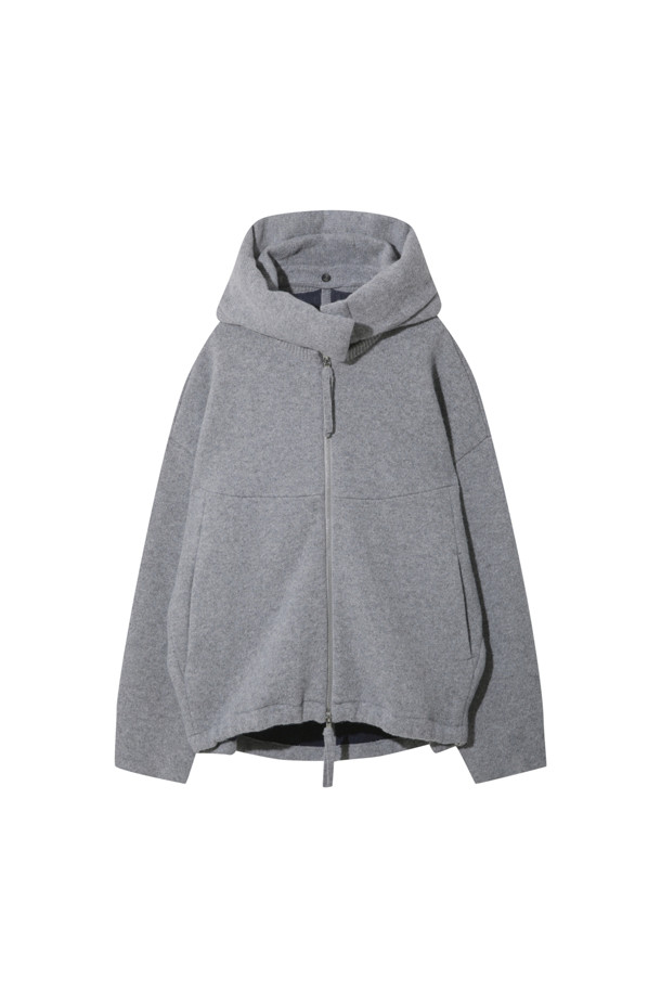 그레이 컬러의 더블 페이스드 재킷입니다. 울과 캐시미어 혼방 소재로 제작되어 부드러운 촉감과 뛰어난 보온성을 제공하며 가을, 겨울 시즌에 착용하기 좋습니다. 오버핏으로 디자인되어 편안한 착용감을 선사하며, 큼직한 후드와 밑단 스토퍼 디테일이 특징입니다. 양면 이중직으로 제작되어 볼륨감 있는 실루엣을 연출하며, 동그란 소매 라인으로 포인트를 더했습니다. 출근룩, 모임룩 등 다양한 TPO에 캐주얼, 클래식, 미니멀 스타일로 활용하기 좋습니다.
