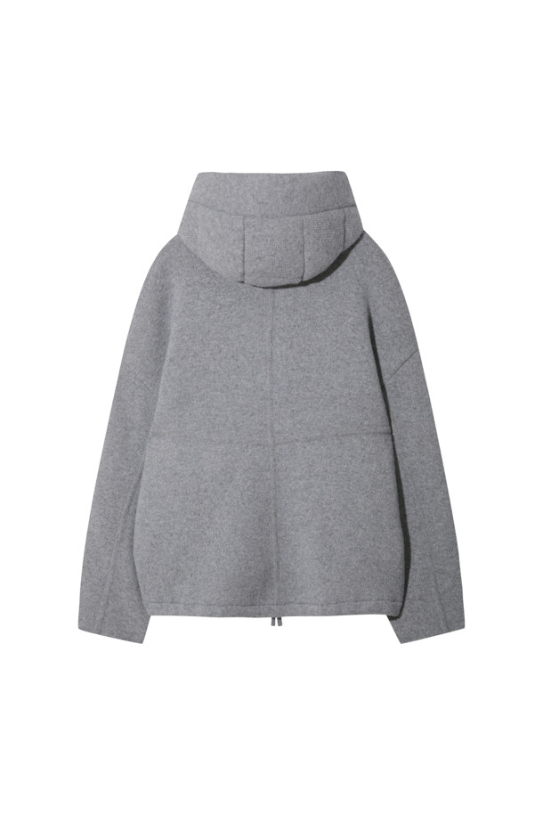그레이 컬러의 더블 페이스드 재킷입니다. 울과 캐시미어 혼방 소재로 제작되어 부드러운 촉감과 뛰어난 보온성을 제공하며 가을, 겨울 시즌에 착용하기 좋습니다. 오버핏으로 디자인되어 편안한 착용감을 선사하며, 큼직한 후드와 밑단 스토퍼 디테일이 특징입니다. 양면 이중직으로 제작되어 볼륨감 있는 실루엣을 연출하며, 동그란 소매 라인으로 포인트를 더했습니다. 출근룩, 모임룩 등 다양한 TPO에 캐주얼, 클래식, 미니멀 스타일로 활용하기 좋습니다.
