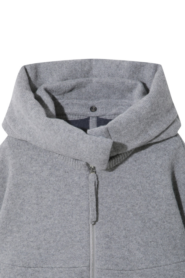 그레이 컬러의 더블 페이스드 재킷입니다. 울과 캐시미어 혼방 소재로 제작되어 부드러운 촉감과 뛰어난 보온성을 제공하며 가을, 겨울 시즌에 착용하기 좋습니다. 오버핏으로 디자인되어 편안한 착용감을 선사하며, 큼직한 후드와 밑단 스토퍼 디테일이 특징입니다. 양면 이중직으로 제작되어 볼륨감 있는 실루엣을 연출하며, 동그란 소매 라인으로 포인트를 더했습니다. 출근룩, 모임룩 등 다양한 TPO에 캐주얼, 클래식, 미니멀 스타일로 활용하기 좋습니다.
