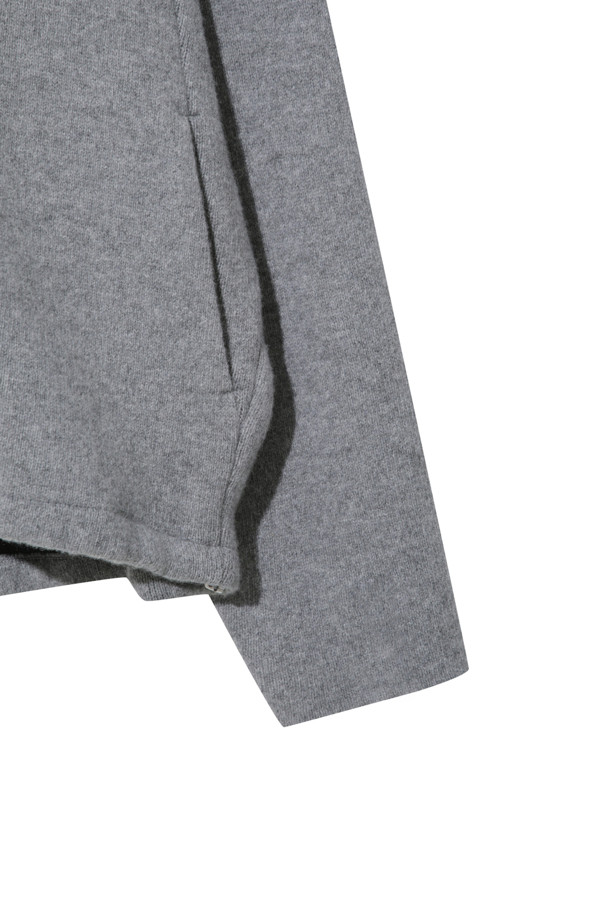 그레이 컬러의 더블 페이스드 재킷입니다. 울과 캐시미어 혼방 소재로 제작되어 부드러운 촉감과 뛰어난 보온성을 제공하며 가을, 겨울 시즌에 착용하기 좋습니다. 오버핏으로 디자인되어 편안한 착용감을 선사하며, 큼직한 후드와 밑단 스토퍼 디테일이 특징입니다. 양면 이중직으로 제작되어 볼륨감 있는 실루엣을 연출하며, 동그란 소매 라인으로 포인트를 더했습니다. 출근룩, 모임룩 등 다양한 TPO에 캐주얼, 클래식, 미니멀 스타일로 활용하기 좋습니다.
